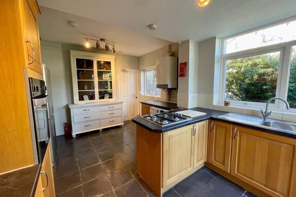Large House Near Victoria Park For Groups, 10 Mins Bus To City Centre Cardiff Dış mekan fotoğraf