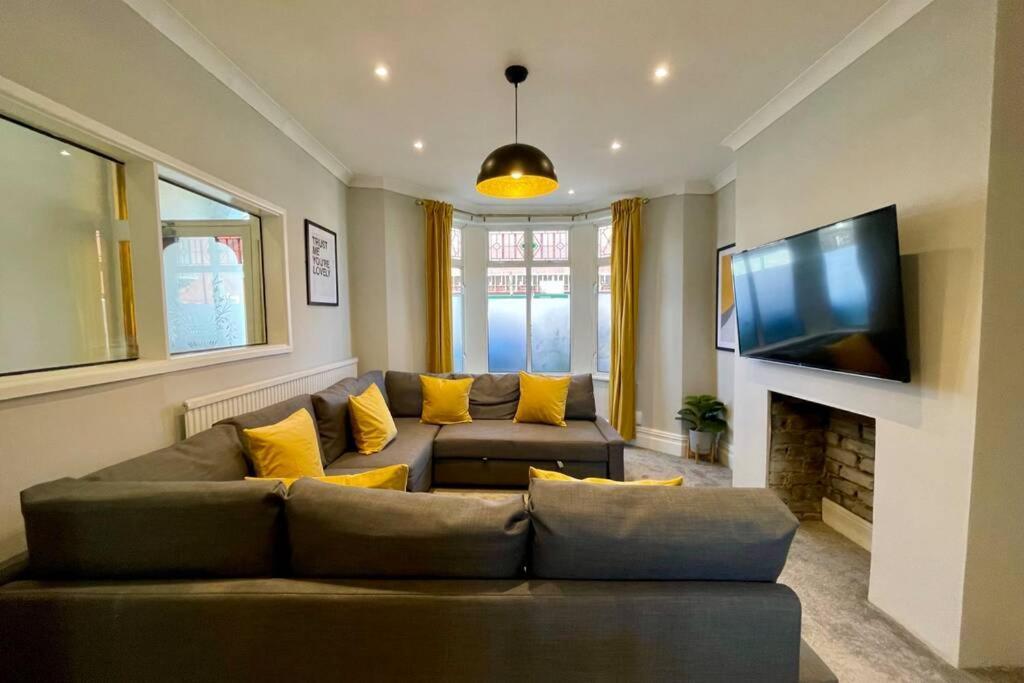 Large House Near Victoria Park For Groups, 10 Mins Bus To City Centre Cardiff Dış mekan fotoğraf