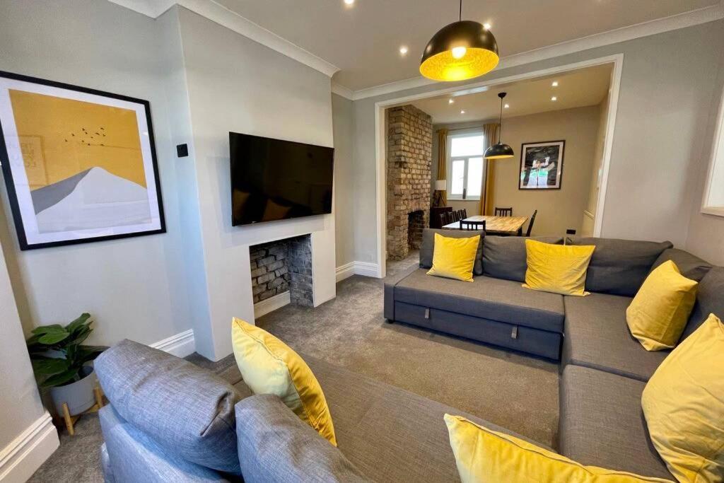 Large House Near Victoria Park For Groups, 10 Mins Bus To City Centre Cardiff Dış mekan fotoğraf