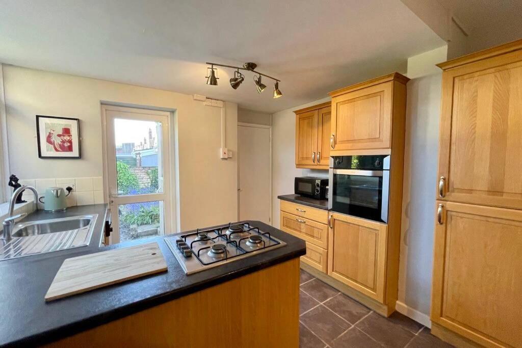 Large House Near Victoria Park For Groups, 10 Mins Bus To City Centre Cardiff Dış mekan fotoğraf