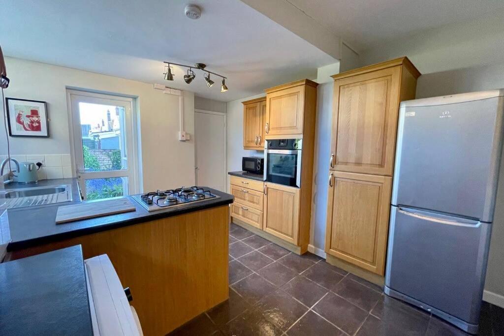 Large House Near Victoria Park For Groups, 10 Mins Bus To City Centre Cardiff Dış mekan fotoğraf